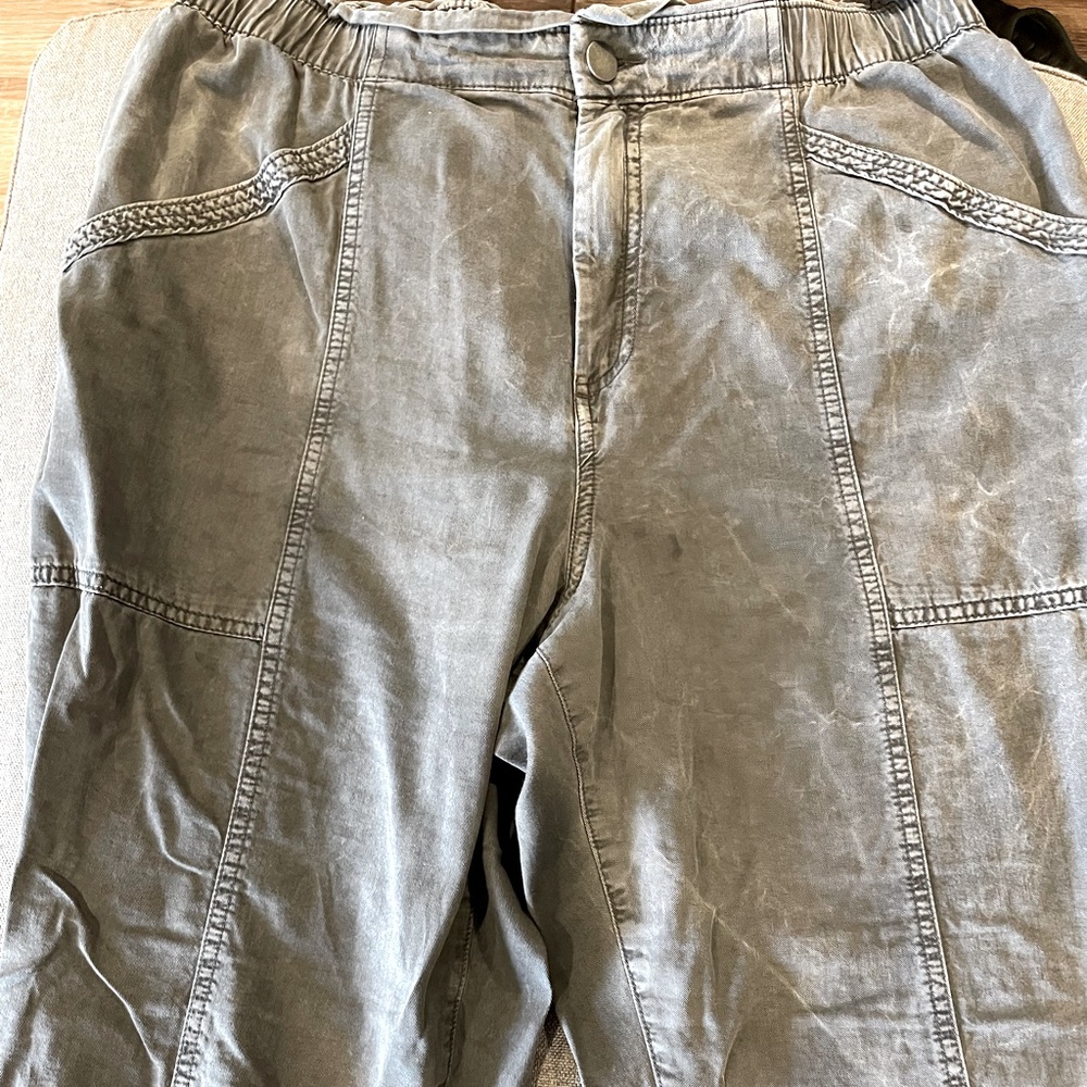 old navy women’s cotton pants, in the color black. size large